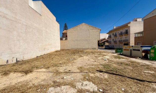 Reventa - Parcela / Terreno -
San Miguel de Salinas - CENTRO URBANO