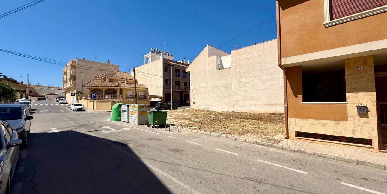 Reventa - Parcela / Terreno -
San Miguel de Salinas - CENTRO URBANO