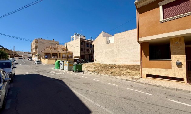 Reventa - Parcela / Terreno -
San Miguel de Salinas - CENTRO URBANO