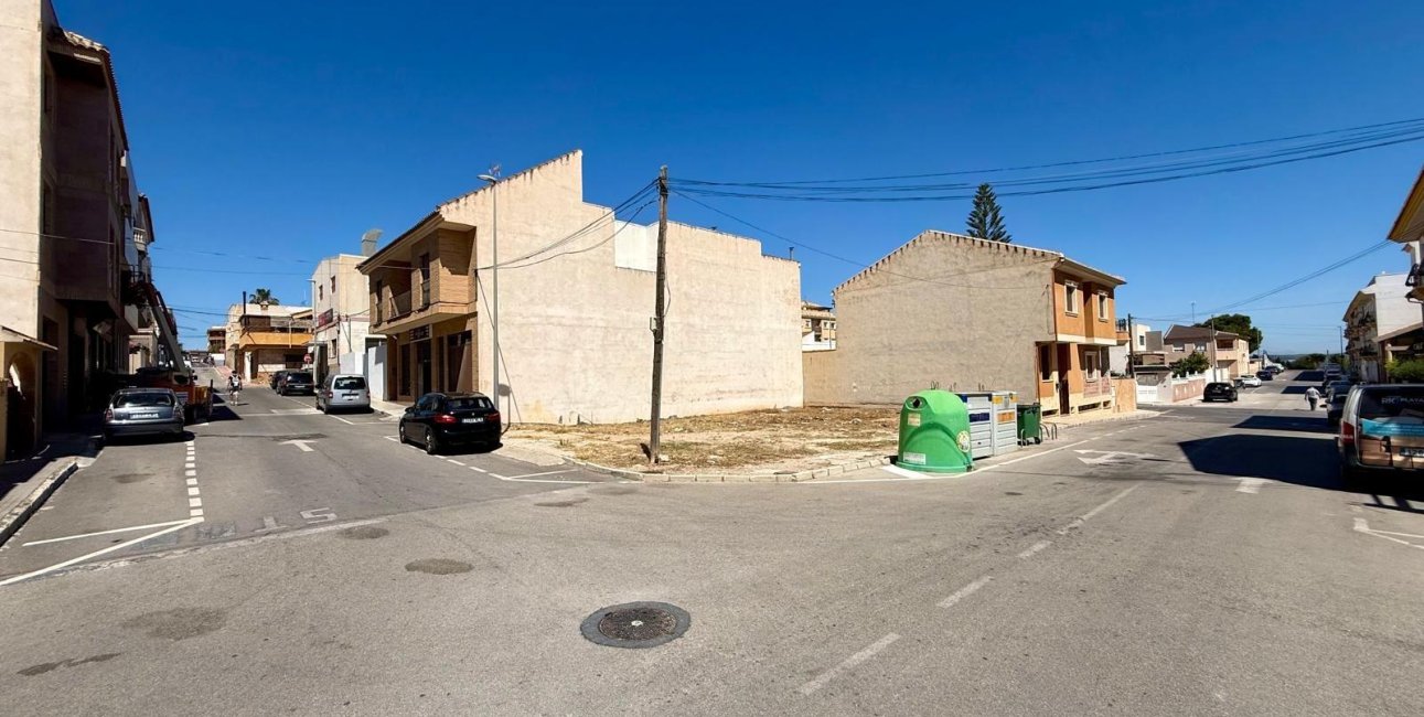 Reventa - Parcela / Terreno -
San Miguel de Salinas - CENTRO URBANO