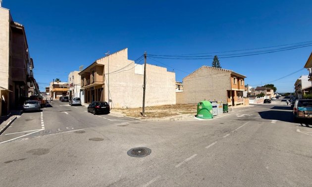 Reventa - Parcela / Terreno -
San Miguel de Salinas - CENTRO URBANO