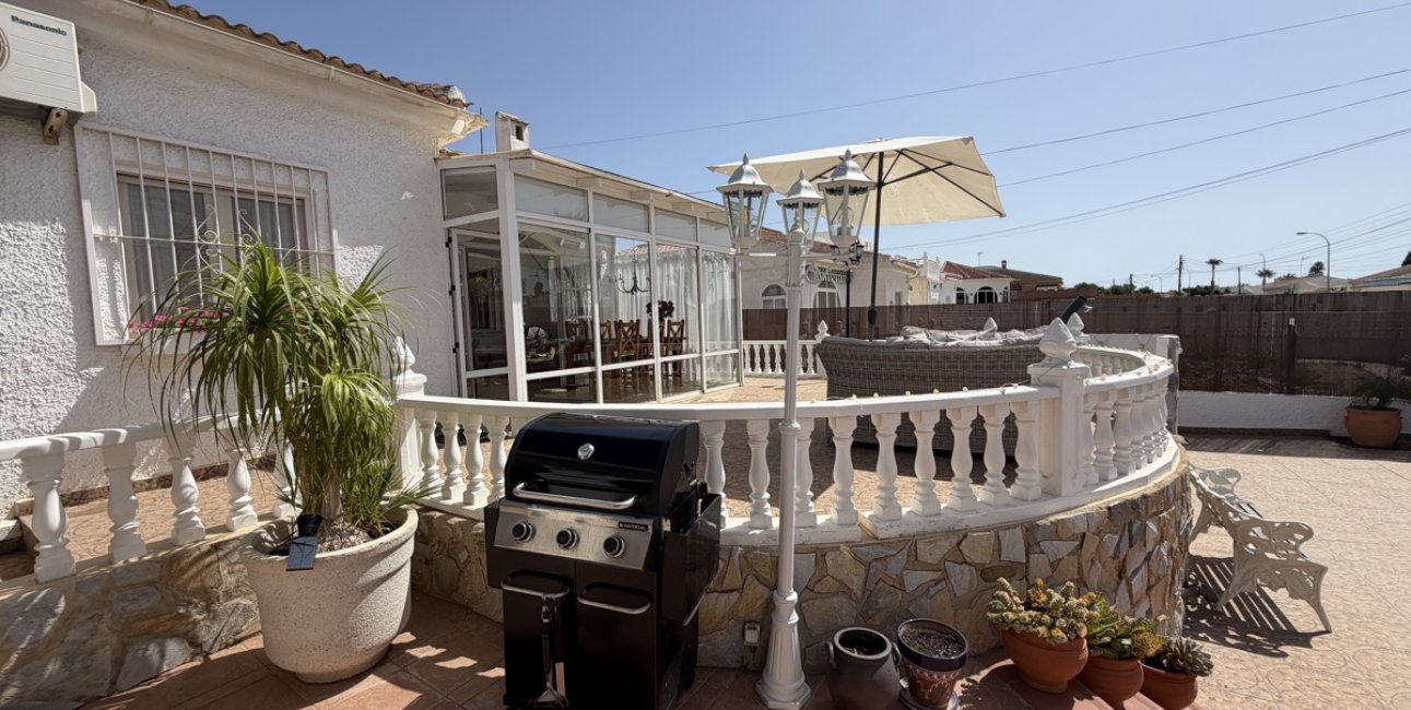 Resale - Villa -
Torrevieja - San Luis