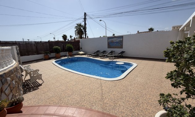 Resale - Villa -
Torrevieja - San Luis