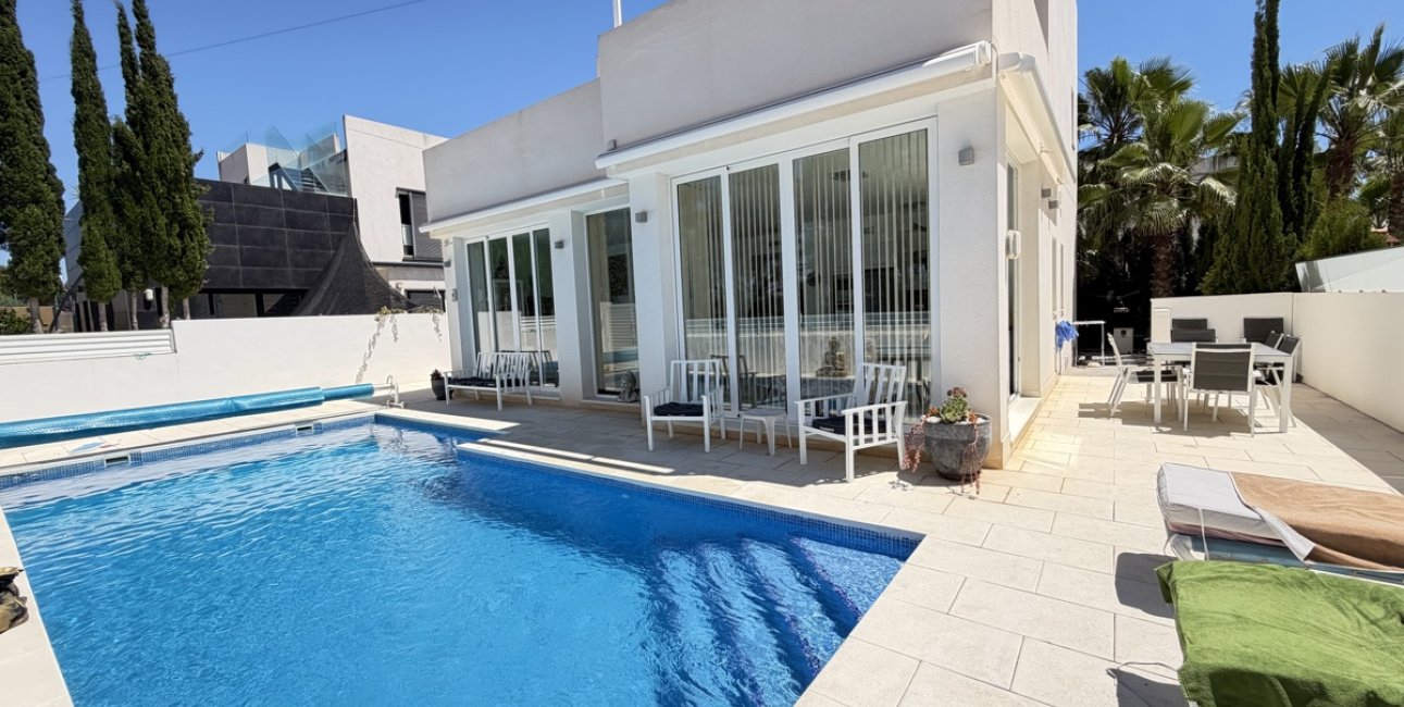 Resale - Villa -
Orihuela Costa - Mil Palmeras