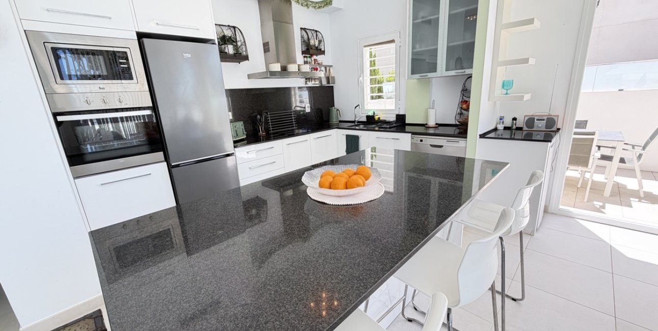 Resale - Villa -
Orihuela Costa - Mil Palmeras