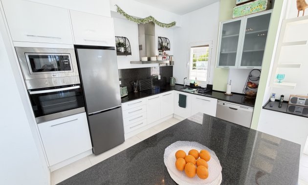 Resale - Villa -
Orihuela Costa - Mil Palmeras