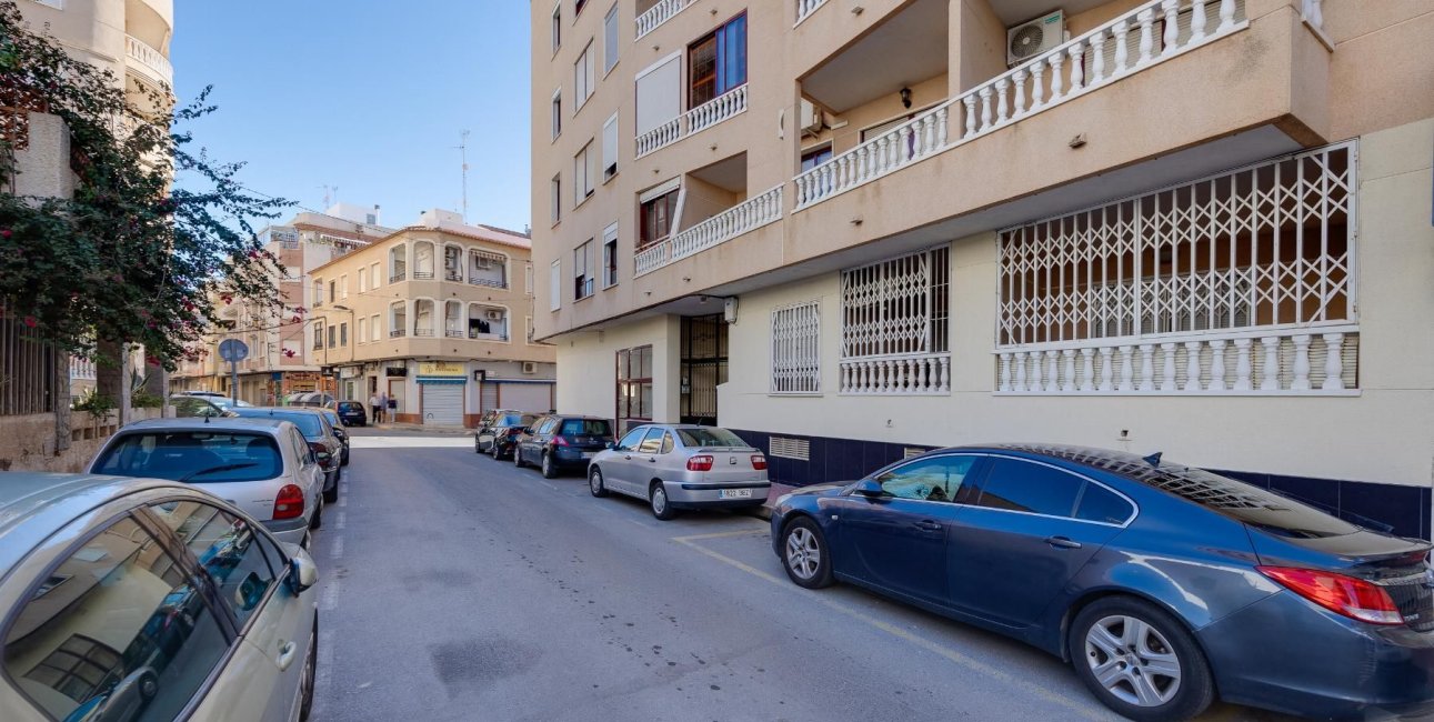 Rynek wtórny - Mieszkanie w bloku -
Torrevieja - Estacion de autobuses