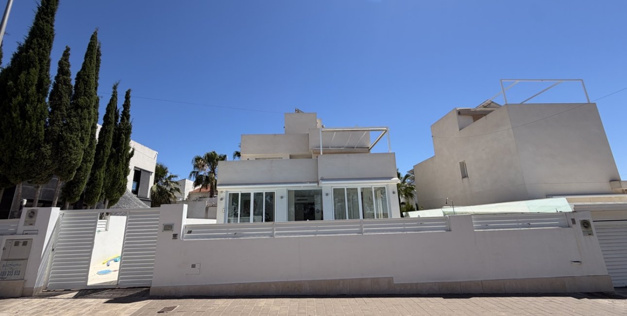 Resale - Villa -
Orihuela Costa - Mil Palmeras