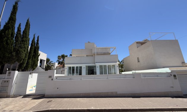 Resale - Villa -
Orihuela Costa - Mil Palmeras
