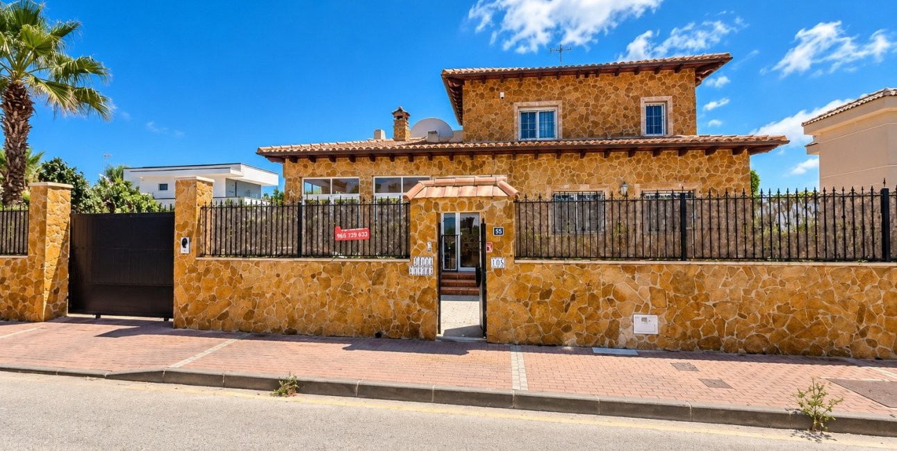 Resale - Villa -
La Marina - La Escuera