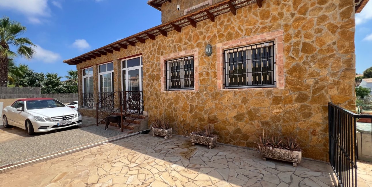Resale - Villa -
La Marina - La Escuera