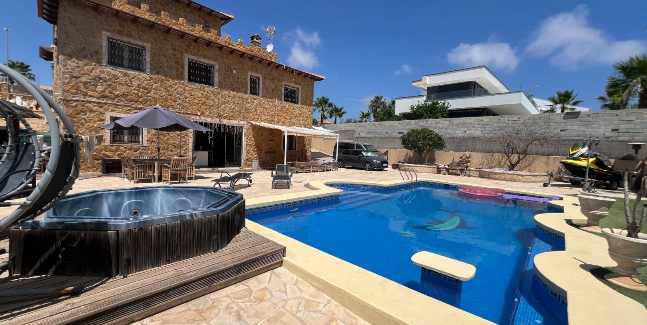 Resale - Villa -
La Marina - La Escuera