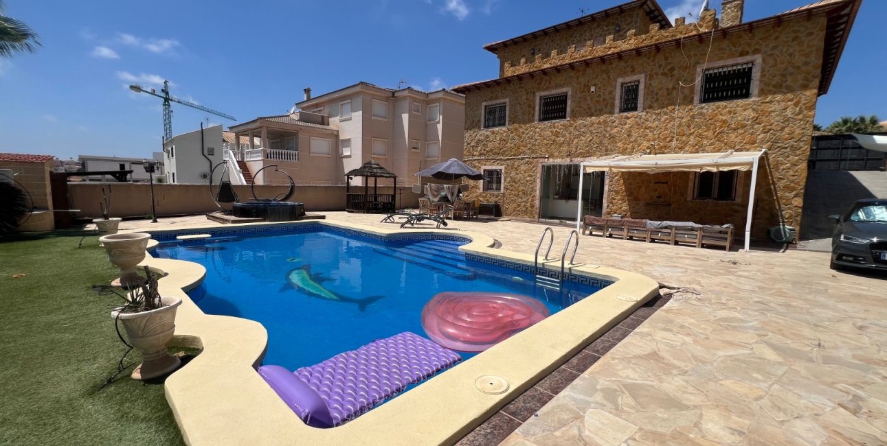 Resale - Villa -
La Marina - La Escuera