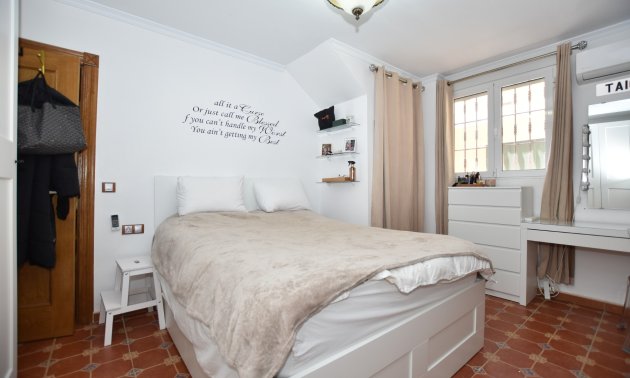 Resale - Villa -
La Marina - La Escuera