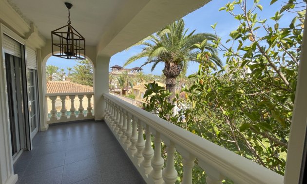 Resale - Villa -
Orihuela Costa - Cabo Roig