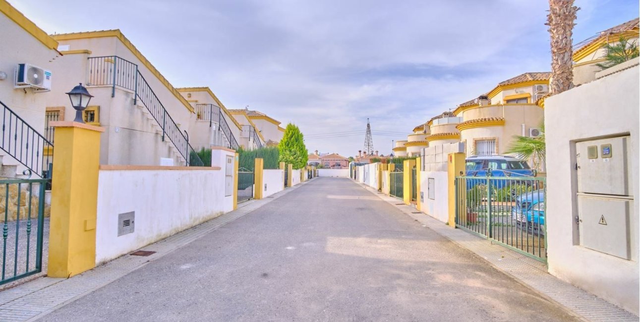 Resale - Villa -
Los Montesinos - La Herrada