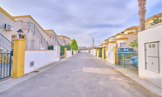 Resale - Villa -
Los Montesinos - La Herrada