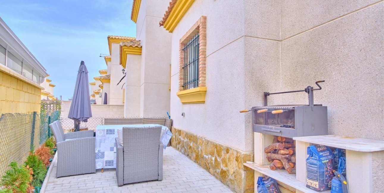 Resale - Villa -
Los Montesinos - La Herrada