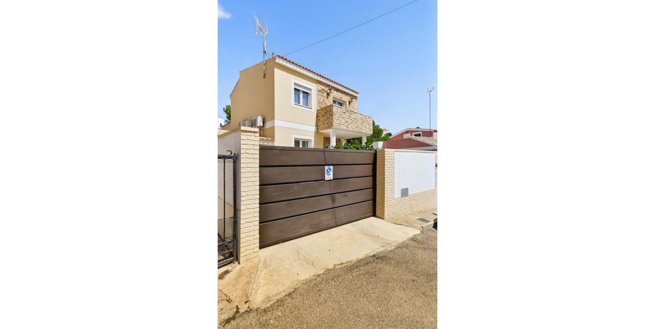 Resale - Villa -
Pinar de Campoverde - Pinar de Campoverde - Village