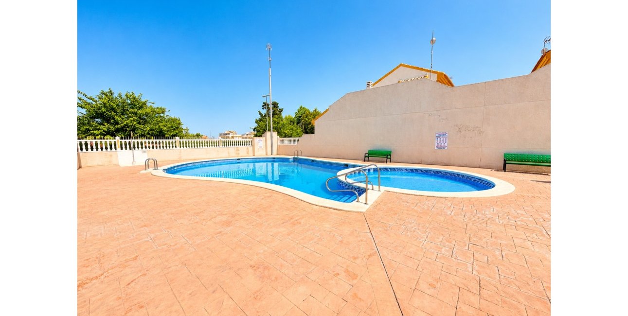 Resale - Townhouse -
Daya Nueva - Daya Nueva - Town