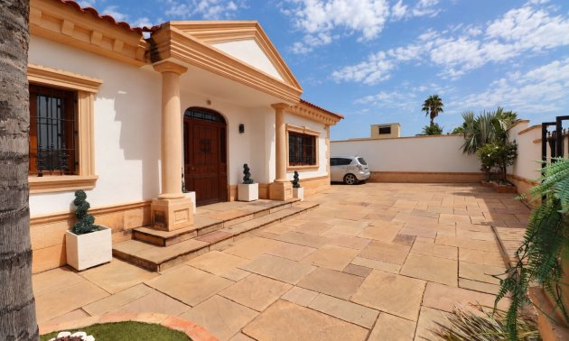 Resale - Villa -
Algorfa - Lomas de La Juliana