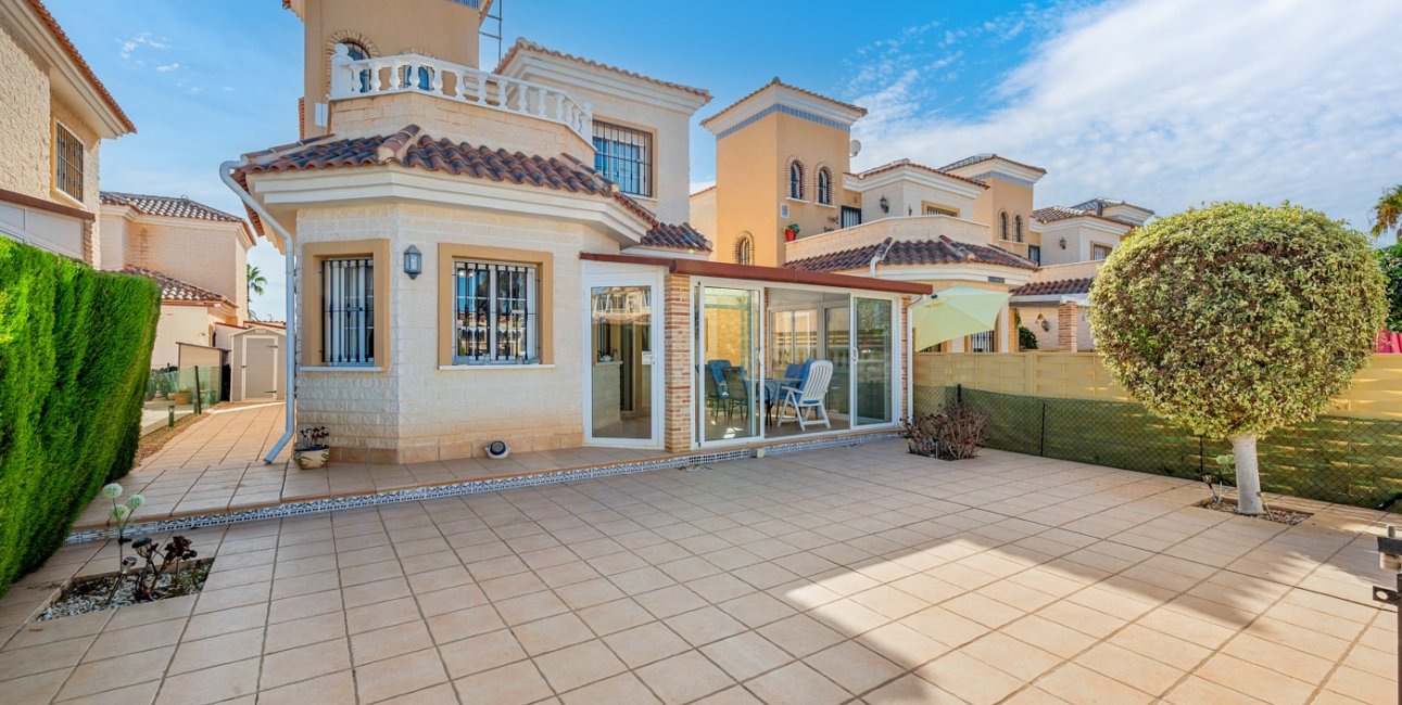 Resale - Villa -
Guardamar del Segura - El Raso