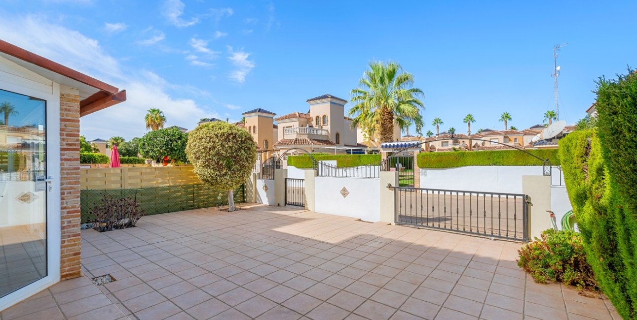 Resale - Villa -
Guardamar del Segura - El Raso