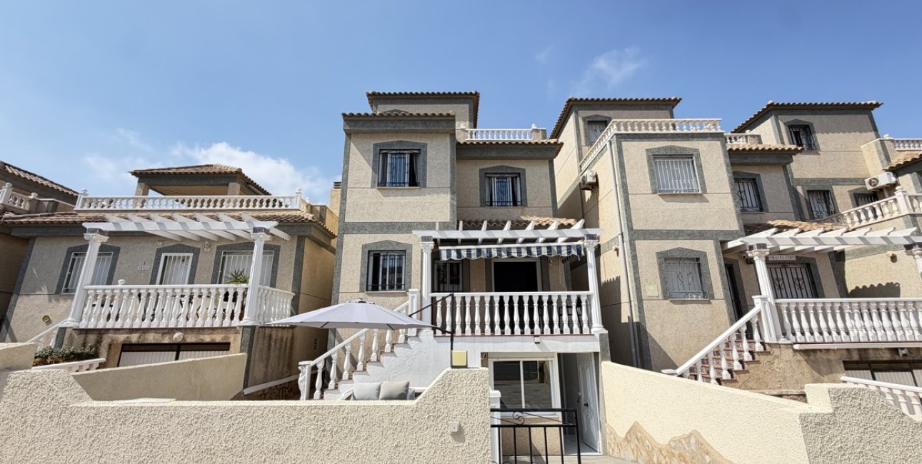 Resale - Villa -
Orihuela Costa - Villamartin