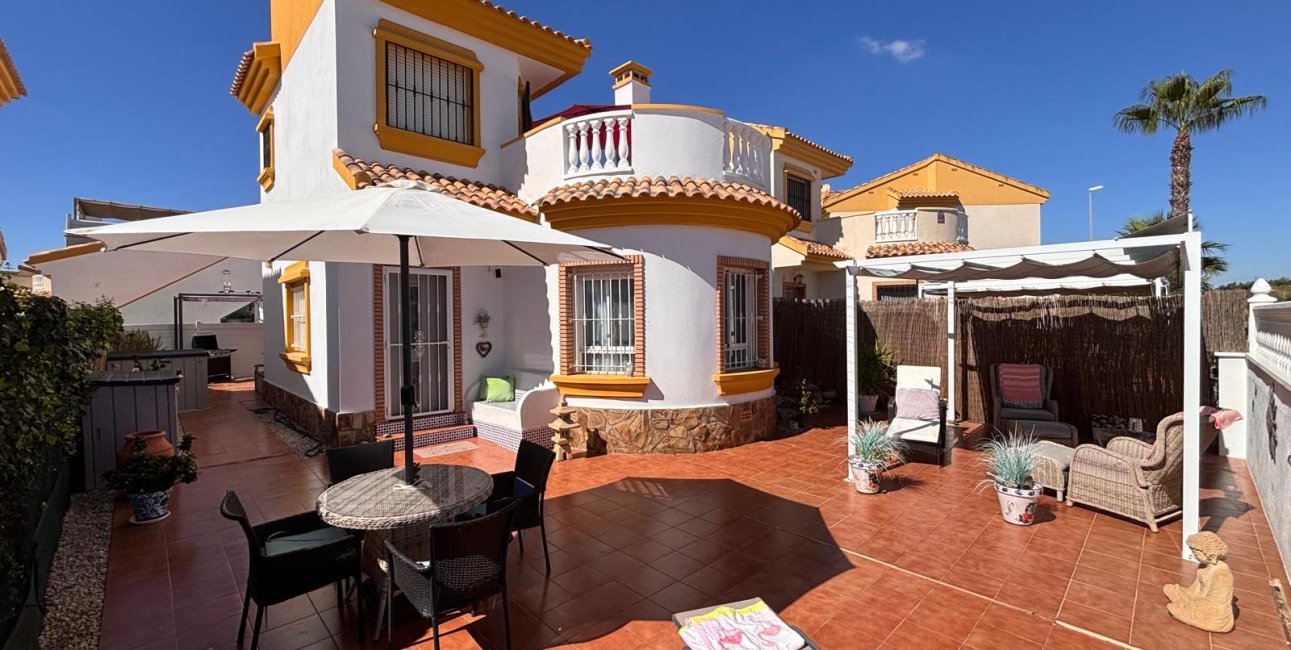 Resale - Villa -
Guardamar del Segura - El Raso