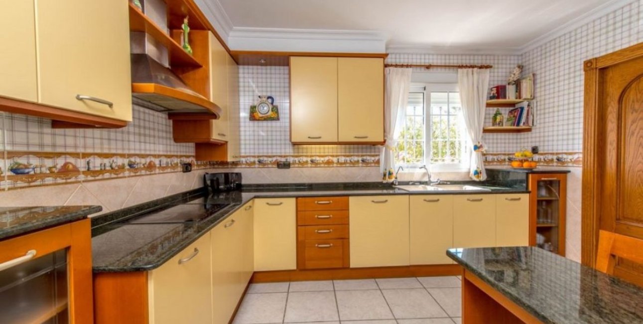 Resale - Villa -
Torrevieja - La Mata