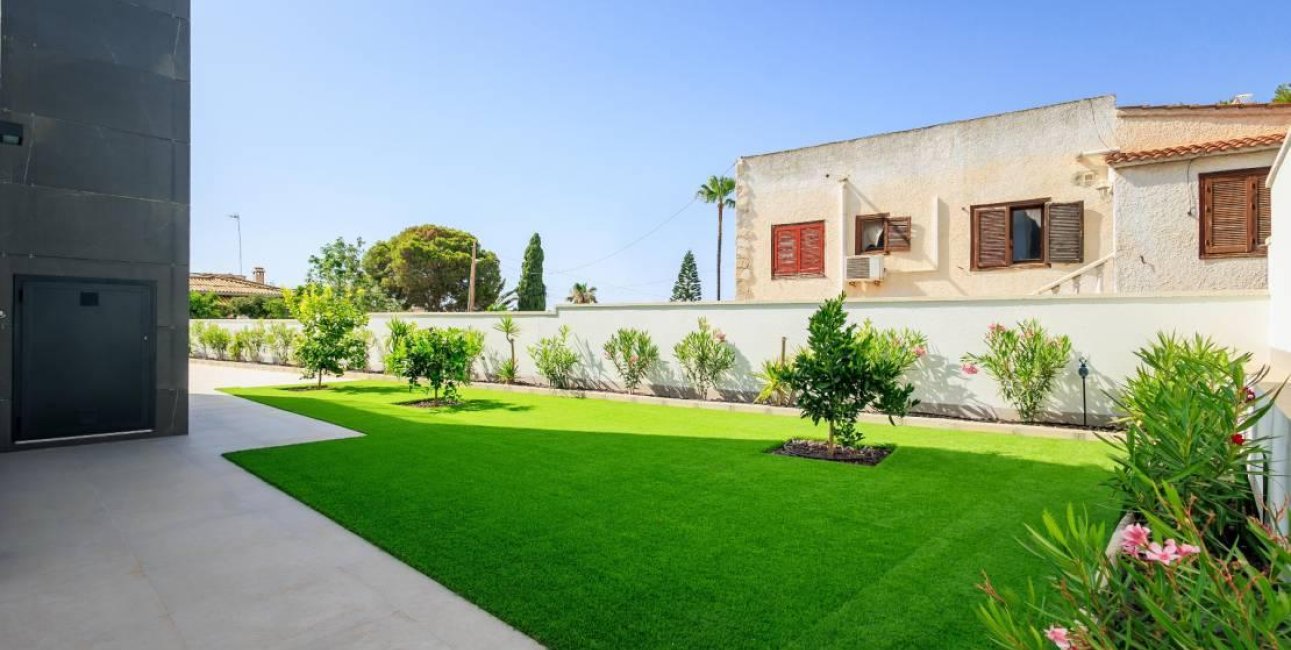 Resale - Villa -
Torrevieja - Los Balcones - Los Altos del Edén