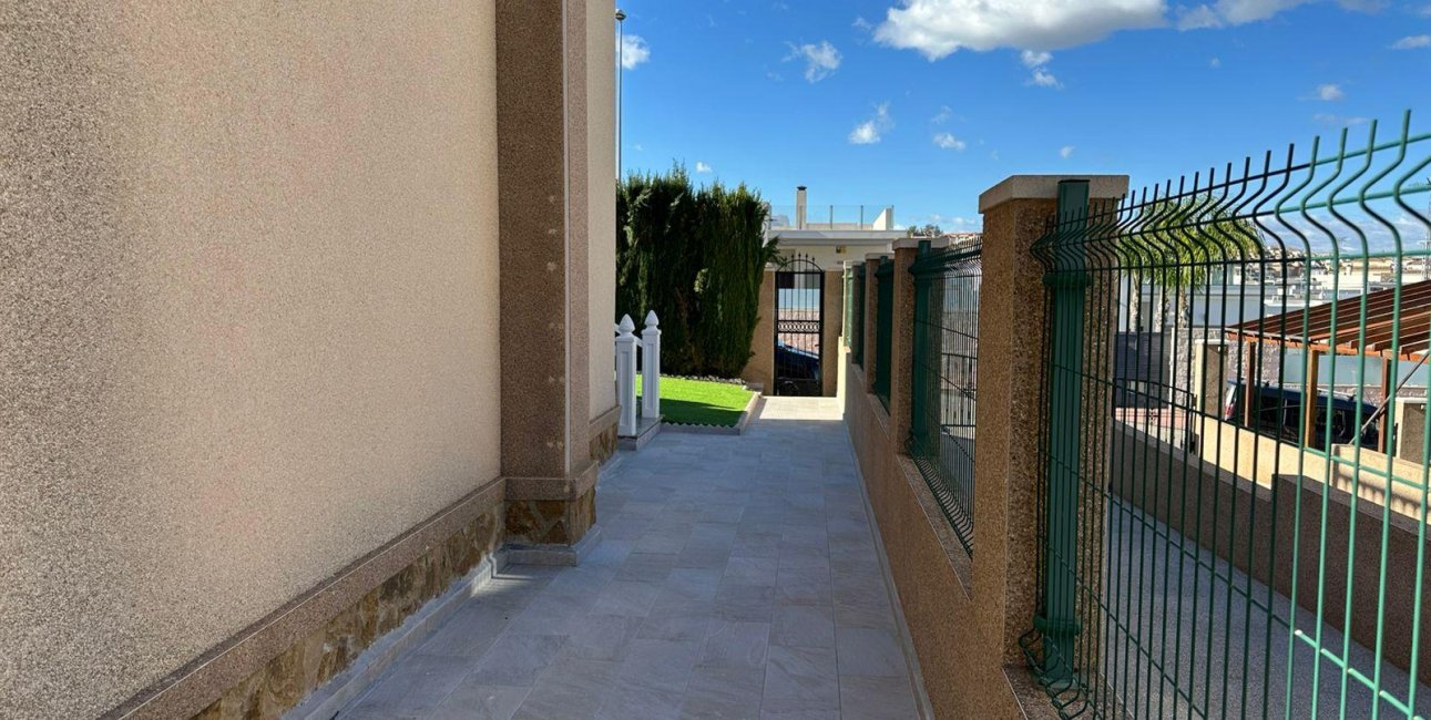 Resale - Villa -
Torrevieja - VILLAMARTIN