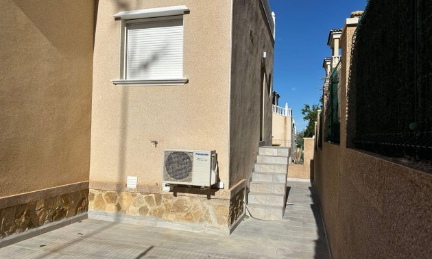 Resale - Villa -
Torrevieja - VILLAMARTIN