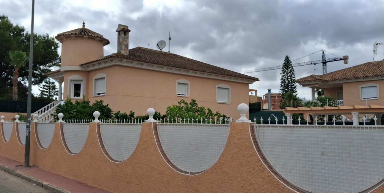 Resale - Villa -
Benferri - Benfis Park