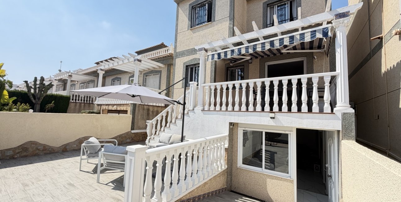 Resale - Villa -
Orihuela Costa - Villamartin