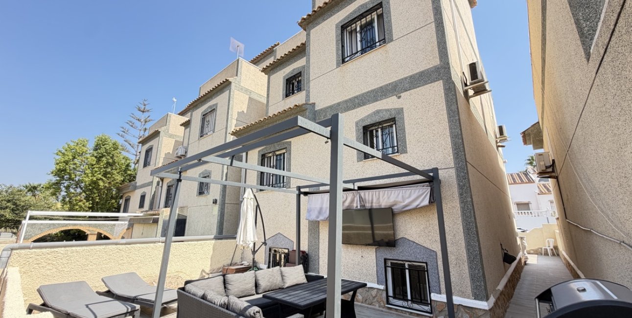 Resale - Villa -
Orihuela Costa - Villamartin