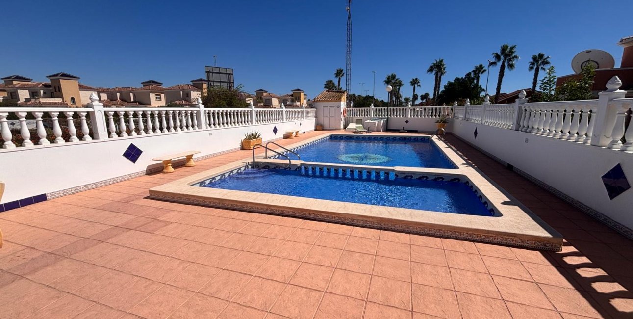 Resale - Villa -
Guardamar del Segura - El Raso