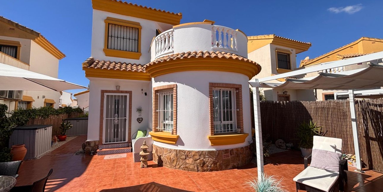 Resale - Villa -
Guardamar del Segura - El Raso