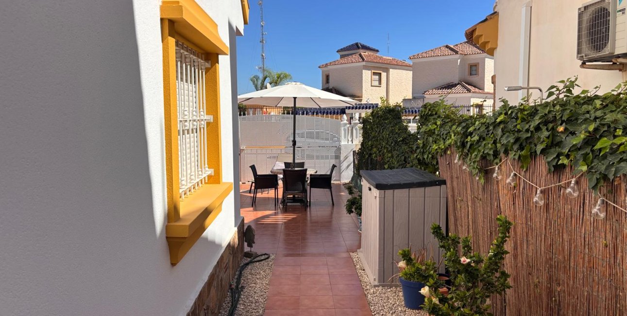Resale - Villa -
Guardamar del Segura - El Raso