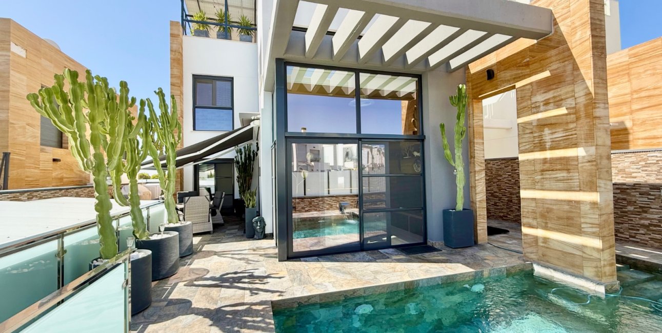 Resale - Villa -
Orihuela Costa - Lomas de Cabo Roig