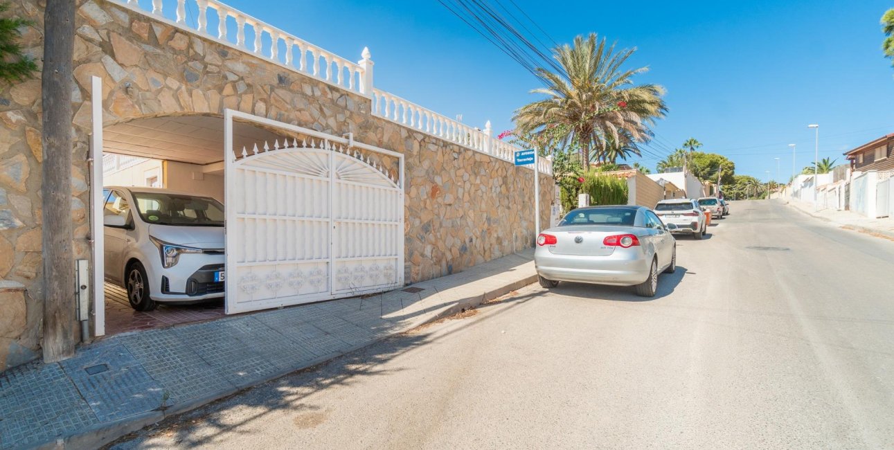 Resale - Villa -
Orihuela Costa - Los Balcones