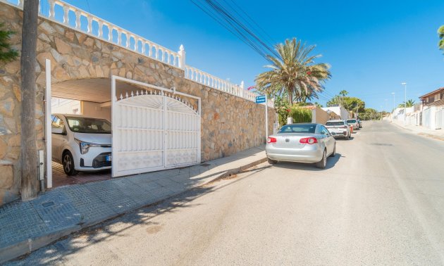 Resale - Villa -
Orihuela Costa - Los Balcones