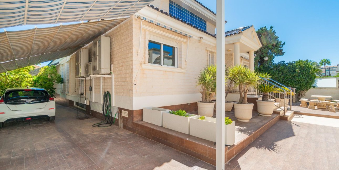 Resale - Villa -
Torrevieja - La Mata