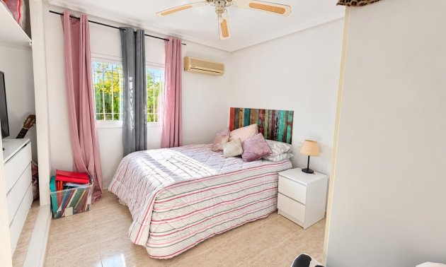 Resale - Semi - Detached Villa -
Alicante - La Florida