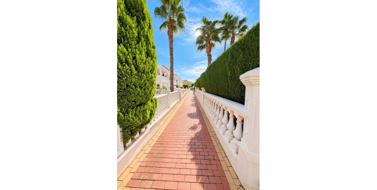 Resale - Semi - Detached Villa -
Alicante - La Florida