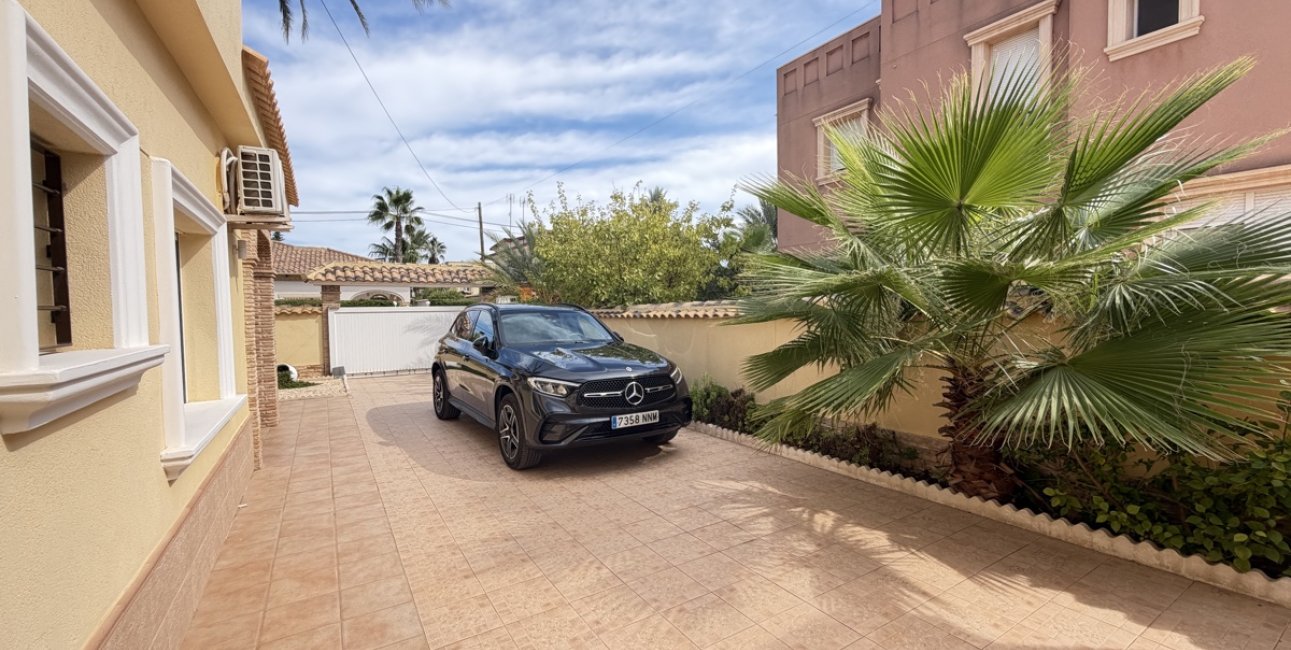 Resale - Villa -
Orihuela Costa - Cabo Roig