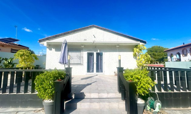 Resale - Villa -
Pilar de la Horadada - Pinar de Campoverde