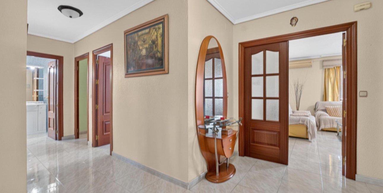 Resale - Apartment / flat -
Torrevieja - Torrevieja - Centre