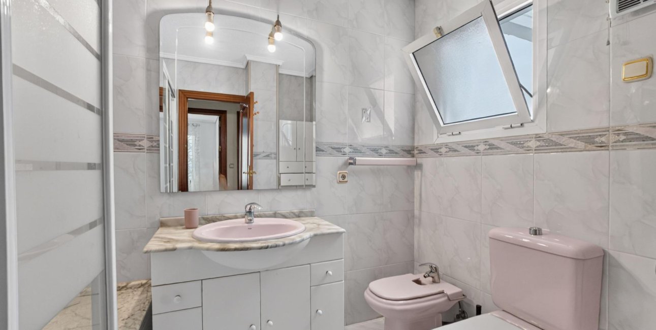 Resale - Apartment / flat -
Torrevieja - Torrevieja - Centre