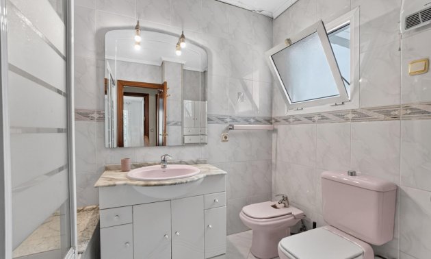 Resale - Apartment / flat -
Torrevieja - Torrevieja - Centre